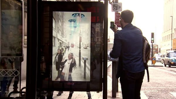 Khách bộ hành qua trạm xe buýt hào hứng tương tác với biển quảng cáo ngoài trời của Pepsi